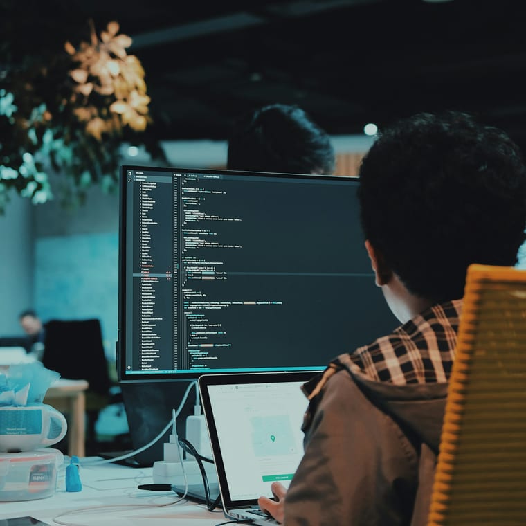 Développeur qui travaille sur du code